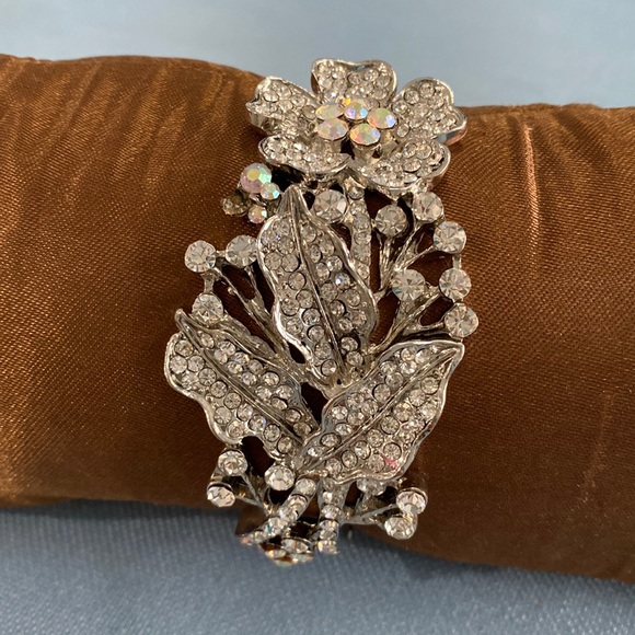 Jewelry - Clip on bracelet